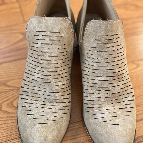 Shoes - Picture 3 of 9